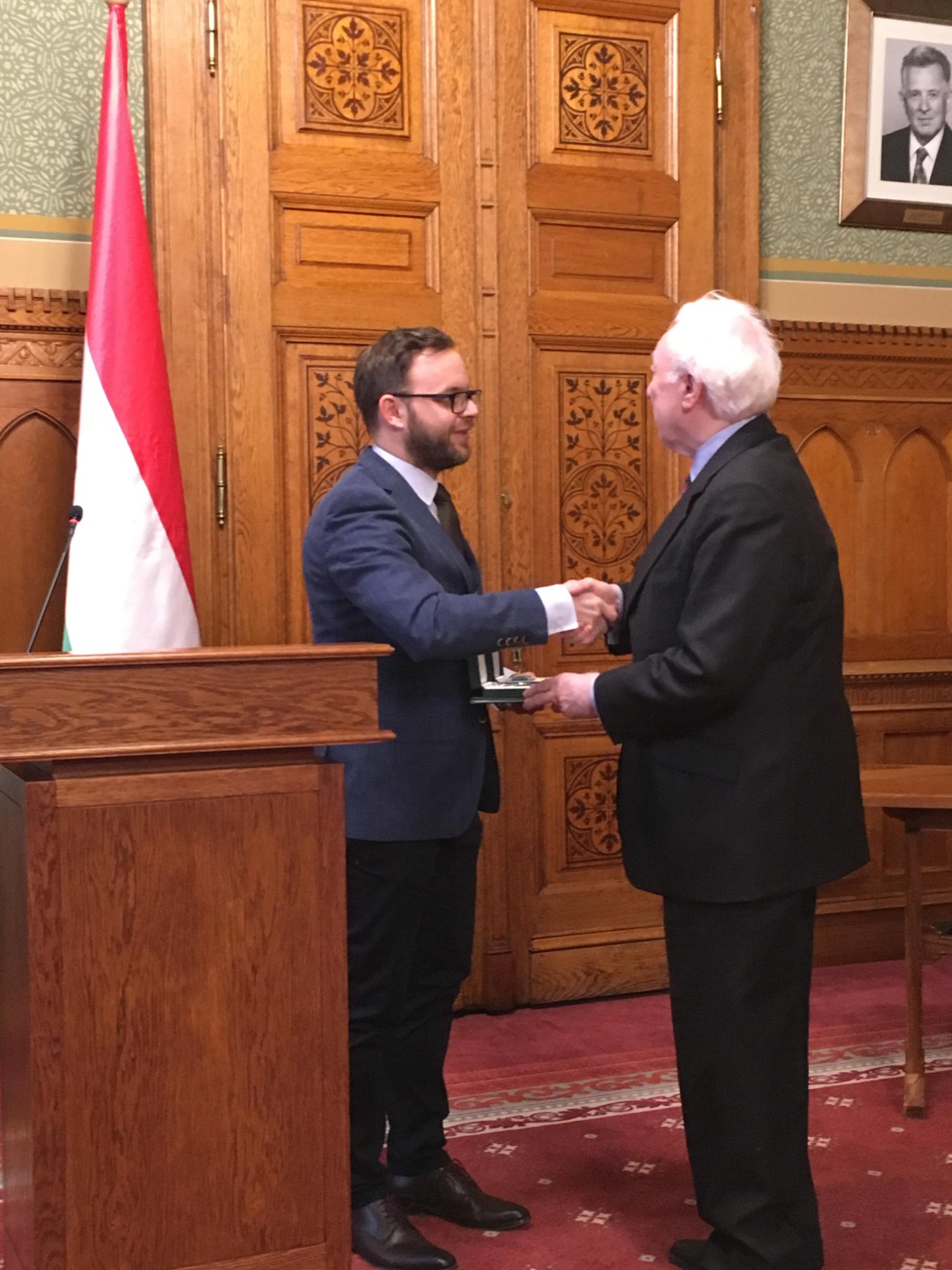 John O'Sullivan átvette a Magyar Érdemrend Középkeresztjét