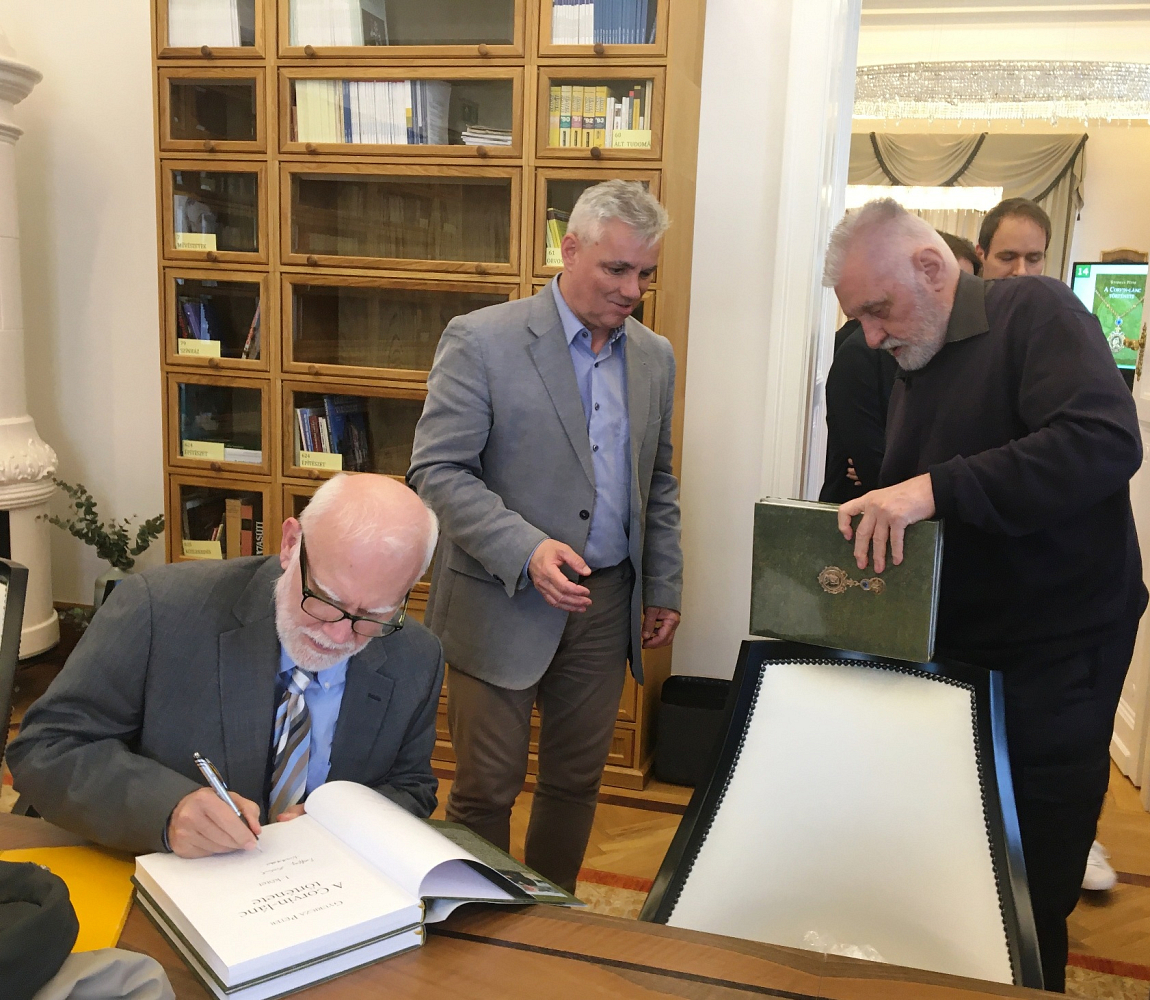 A Magyar Corvin-lánc története
